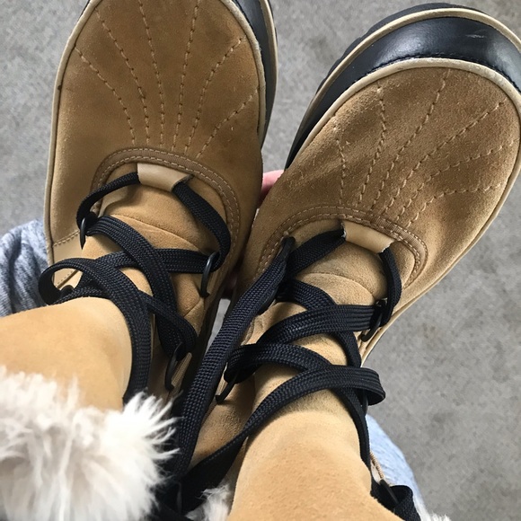 Like NEW Sorel Winter Boots - Picture 4 of 8